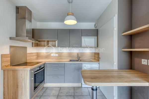 GRENOBLE 38100- Av Marcelin Berthelot "LES TERRASSES DE NOTRE DAME"

Dans Résidence récente de 2018, venez découvrir ce beau T4 de 78M²situé au rez- de- chaussée+ Terrasse de 39M² avec jardin de 40M²
En très bon état, l'appartement est prêt à vivre : Idéal pour une famille, un couple ou des séniors.

Fonctionnel et très bien entretenu, il se compose :
-Une entrée avec rangements
-Une pièce de vie lumineuse avec cuisine équipée ouverte, donnant sur la terrasse
-Trois chambres, dont une chambre parentale avec sa salle d'eau
-Cellier
-Une salle de bains, toilette séparé

Ce qu'on aime :
-Résidence Récente et sécurisée
-Copropriété paisible et familiale
-Pas de travaux à prévoir
-Volets roulants électriques
-Double vitrage
-Chauffage collectif
-Fibre optique
-Commerces, écoles, tram

- Un garage en sous-sol est proposé en sus du prix.

Envie de le découvrir ?
Contactez- moi dès maintenant pour organiser une visite et laissez vous séduire par ce bien.