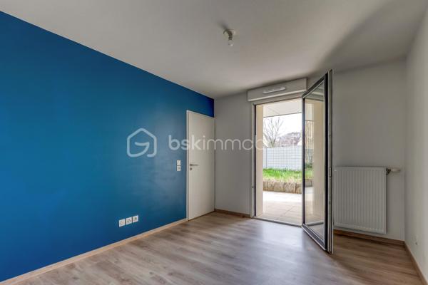 GRENOBLE 38100- Av Marcelin Berthelot "LES TERRASSES DE NOTRE DAME"

Dans Résidence récente de 2018, venez découvrir ce beau T4 de 78M²situé au rez- de- chaussée+ Terrasse de 39M² avec jardin de 40M²
En très bon état, l'appartement est prêt à vivre : Idéal pour une famille, un couple ou des séniors.

Fonctionnel et très bien entretenu, il se compose :
-Une entrée avec rangements
-Une pièce de vie lumineuse avec cuisine équipée ouverte, donnant sur la terrasse
-Trois chambres, dont une chambre parentale avec sa salle d'eau
-Cellier
-Une salle de bains, toilette séparé

Ce qu'on aime :
-Résidence Récente et sécurisée
-Copropriété paisible et familiale
-Pas de travaux à prévoir
-Volets roulants électriques
-Double vitrage
-Chauffage collectif
-Fibre optique
-Commerces, écoles, tram

- Un garage en sous-sol est proposé en sus du prix.

Envie de le découvrir ?
Contactez- moi dès maintenant pour organiser une visite et laissez vous séduire par ce bien.