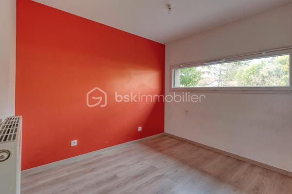 GRENOBLE 38100- Av Marcelin Berthelot "LES TERRASSES DE NOTRE DAME"

Dans Résidence récente de 2018, venez découvrir ce beau T4 de 78M²situé au rez- de- chaussée+ Terrasse de 39M² avec jardin de 40M²
En très bon état, l'appartement est prêt à vivre : Idéal pour une famille, un couple ou des séniors.

Fonctionnel et très bien entretenu, il se compose :
-Une entrée avec rangements
-Une pièce de vie lumineuse avec cuisine équipée ouverte, donnant sur la terrasse
-Trois chambres, dont une chambre parentale avec sa salle d'eau
-Cellier
-Une salle de bains, toilette séparé

Ce qu'on aime :
-Résidence Récente et sécurisée
-Copropriété paisible et familiale
-Pas de travaux à prévoir
-Volets roulants électriques
-Double vitrage
-Chauffage collectif
-Fibre optique
-Commerces, écoles, tram

- Un garage en sous-sol est proposé en sus du prix.

Envie de le découvrir ?
Contactez- moi dès maintenant pour organiser une visite et laissez vous séduire par ce bien.