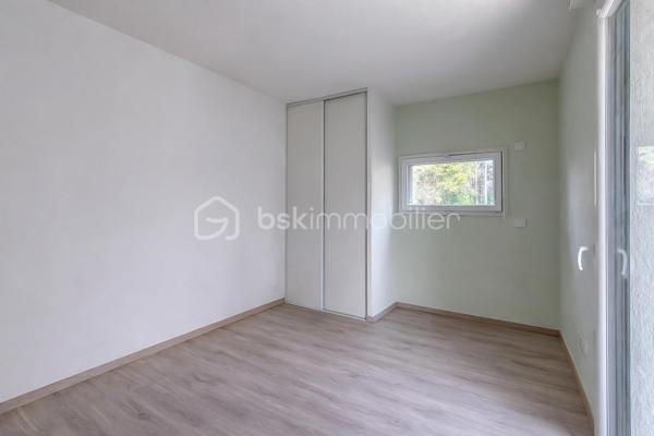 GRENOBLE 38100- Av Marcelin Berthelot "LES TERRASSES DE NOTRE DAME"

Dans Résidence récente de 2018, venez découvrir ce beau T4 de 78M²situé au rez- de- chaussée+ Terrasse de 39M² avec jardin de 40M²
En très bon état, l'appartement est prêt à vivre : Idéal pour une famille, un couple ou des séniors.

Fonctionnel et très bien entretenu, il se compose :
-Une entrée avec rangements
-Une pièce de vie lumineuse avec cuisine équipée ouverte, donnant sur la terrasse
-Trois chambres, dont une chambre parentale avec sa salle d'eau
-Cellier
-Une salle de bains, toilette séparé

Ce qu'on aime :
-Résidence Récente et sécurisée
-Copropriété paisible et familiale
-Pas de travaux à prévoir
-Volets roulants électriques
-Double vitrage
-Chauffage collectif
-Fibre optique
-Commerces, écoles, tram

- Un garage en sous-sol est proposé en sus du prix.

Envie de le découvrir ?
Contactez- moi dès maintenant pour organiser une visite et laissez vous séduire par ce bien.