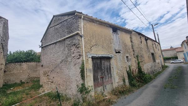 Dpt Charente Maritime (17), à vendre BERNAY SAINT MARTIN Bâtiment