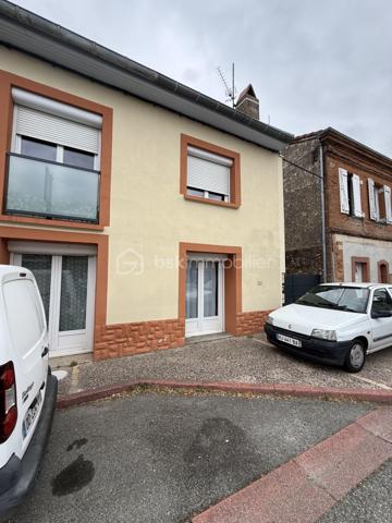 Anna MORRA vous propose en Exclusivité, à Labastide-Beauvoir,  cet ensemble immobilier composé de deux appartements T3 actuellement loués, idéal pour un investissement locatif offrant une rentabilité immédiate.

L'ensemble développe environ 135 m² habitables répartis comme suit :

• Un appartement T3 de 65 m² en rez-de-chaussée
• Un appartement T3 de 70 m² à l'étage

Chaque logement se compose d'une entrée, d'une cuisine indépendante, d'une pièce de vie lumineuse équipée d'une climatisation réversible, de deux chambres, d'une salle d'eau ainsi que d'un WC indépendant.

Les occupants profitent d'un jardin commun et d'un cabanon de rangement.

De nombreux travaux d'amélioration ont été réalisés ces dernières années :
. Isolation thermique par l'extérieur
. Isolation des combles
. Climatisation réversible
. Rénovation intérieure
. Compteurs d'eau et d'électricité individuels

DPE : C pour les deux logements

Les deux appartements sont actuellement loués :

• 670 € / mois
• 680 € / mois

Soit un revenu locatif annuel de 16 200 € hors charges.

Les points forts :

- Deux logements déjà loués
-  Revenus locatifs immédiats
- Aucune copropriété
- Aucune charge de copropriété
- Compteurs individuels
- DPE C
- Travaux énergétiques réalisés
- Secteur recherché du Lauragais, à proximité de Toulouse

Un bien idéal pour les investisseurs souhaitant acquérir un patrimoine immobilier sécurisé avec des revenus locatifs en place dès l'acquisition.

📞 Pour tout renseignement complémentaire ou organiser une visite, contactez moi au 06 11 32 63 44