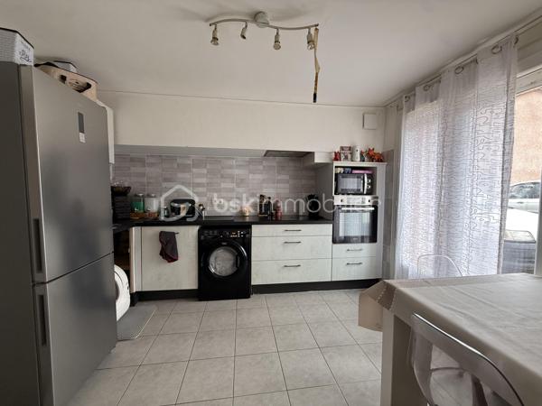 Anna MORRA vous propose en Exclusivité, à Labastide-Beauvoir,  cet ensemble immobilier composé de deux appartements T3 actuellement loués, idéal pour un investissement locatif offrant une rentabilité immédiate.

L'ensemble développe environ 135 m² habitables répartis comme suit :

• Un appartement T3 de 65 m² en rez-de-chaussée
• Un appartement T3 de 70 m² à l'étage

Chaque logement se compose d'une entrée, d'une cuisine indépendante, d'une pièce de vie lumineuse équipée d'une climatisation réversible, de deux chambres, d'une salle d'eau ainsi que d'un WC indépendant.

Les occupants profitent d'un jardin commun et d'un cabanon de rangement.

De nombreux travaux d'amélioration ont été réalisés ces dernières années :
. Isolation thermique par l'extérieur
. Isolation des combles
. Climatisation réversible
. Rénovation intérieure
. Compteurs d'eau et d'électricité individuels

DPE : C pour les deux logements

Les deux appartements sont actuellement loués :

• 670 € / mois
• 680 € / mois

Soit un revenu locatif annuel de 16 200 € hors charges.

Les points forts :

- Deux logements déjà loués
-  Revenus locatifs immédiats
- Aucune copropriété
- Aucune charge de copropriété
- Compteurs individuels
- DPE C
- Travaux énergétiques réalisés
- Secteur recherché du Lauragais, à proximité de Toulouse

Un bien idéal pour les investisseurs souhaitant acquérir un patrimoine immobilier sécurisé avec des revenus locatifs en place dès l'acquisition.

📞 Pour tout renseignement complémentaire ou organiser une visite, contactez moi au 06 11 32 63 44
