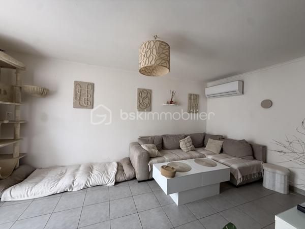 Anna MORRA vous propose en Exclusivité, à Labastide-Beauvoir,  cet ensemble immobilier composé de deux appartements T3 actuellement loués, idéal pour un investissement locatif offrant une rentabilité immédiate.

L'ensemble développe environ 135 m² habitables répartis comme suit :

• Un appartement T3 de 65 m² en rez-de-chaussée
• Un appartement T3 de 70 m² à l'étage

Chaque logement se compose d'une entrée, d'une cuisine indépendante, d'une pièce de vie lumineuse équipée d'une climatisation réversible, de deux chambres, d'une salle d'eau ainsi que d'un WC indépendant.

Les occupants profitent d'un jardin commun et d'un cabanon de rangement.

De nombreux travaux d'amélioration ont été réalisés ces dernières années :
. Isolation thermique par l'extérieur
. Isolation des combles
. Climatisation réversible
. Rénovation intérieure
. Compteurs d'eau et d'électricité individuels

DPE : C pour les deux logements

Les deux appartements sont actuellement loués :

• 670 € / mois
• 680 € / mois

Soit un revenu locatif annuel de 16 200 € hors charges.

Les points forts :

- Deux logements déjà loués
-  Revenus locatifs immédiats
- Aucune copropriété
- Aucune charge de copropriété
- Compteurs individuels
- DPE C
- Travaux énergétiques réalisés
- Secteur recherché du Lauragais, à proximité de Toulouse

Un bien idéal pour les investisseurs souhaitant acquérir un patrimoine immobilier sécurisé avec des revenus locatifs en place dès l'acquisition.

📞 Pour tout renseignement complémentaire ou organiser une visite, contactez moi au 06 11 32 63 44