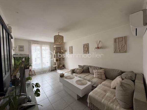 Anna MORRA vous propose en Exclusivité, à Labastide-Beauvoir,  cet ensemble immobilier composé de deux appartements T3 actuellement loués, idéal pour un investissement locatif offrant une rentabilité immédiate.

L'ensemble développe environ 135 m² habitables répartis comme suit :

• Un appartement T3 de 65 m² en rez-de-chaussée
• Un appartement T3 de 70 m² à l'étage

Chaque logement se compose d'une entrée, d'une cuisine indépendante, d'une pièce de vie lumineuse équipée d'une climatisation réversible, de deux chambres, d'une salle d'eau ainsi que d'un WC indépendant.

Les occupants profitent d'un jardin commun et d'un cabanon de rangement.

De nombreux travaux d'amélioration ont été réalisés ces dernières années :
. Isolation thermique par l'extérieur
. Isolation des combles
. Climatisation réversible
. Rénovation intérieure
. Compteurs d'eau et d'électricité individuels

DPE : C pour les deux logements

Les deux appartements sont actuellement loués :

• 670 € / mois
• 680 € / mois

Soit un revenu locatif annuel de 16 200 € hors charges.

Les points forts :

- Deux logements déjà loués
-  Revenus locatifs immédiats
- Aucune copropriété
- Aucune charge de copropriété
- Compteurs individuels
- DPE C
- Travaux énergétiques réalisés
- Secteur recherché du Lauragais, à proximité de Toulouse

Un bien idéal pour les investisseurs souhaitant acquérir un patrimoine immobilier sécurisé avec des revenus locatifs en place dès l'acquisition.

📞 Pour tout renseignement complémentaire ou organiser une visite, contactez moi au 06 11 32 63 44