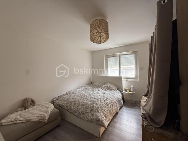 Anna MORRA vous propose en Exclusivité, à Labastide-Beauvoir,  cet ensemble immobilier composé de deux appartements T3 actuellement loués, idéal pour un investissement locatif offrant une rentabilité immédiate.

L'ensemble développe environ 135 m² habitables répartis comme suit :

• Un appartement T3 de 65 m² en rez-de-chaussée
• Un appartement T3 de 70 m² à l'étage

Chaque logement se compose d'une entrée, d'une cuisine indépendante, d'une pièce de vie lumineuse équipée d'une climatisation réversible, de deux chambres, d'une salle d'eau ainsi que d'un WC indépendant.

Les occupants profitent d'un jardin commun et d'un cabanon de rangement.

De nombreux travaux d'amélioration ont été réalisés ces dernières années :
. Isolation thermique par l'extérieur
. Isolation des combles
. Climatisation réversible
. Rénovation intérieure
. Compteurs d'eau et d'électricité individuels

DPE : C pour les deux logements

Les deux appartements sont actuellement loués :

• 670 € / mois
• 680 € / mois

Soit un revenu locatif annuel de 16 200 € hors charges.

Les points forts :

- Deux logements déjà loués
-  Revenus locatifs immédiats
- Aucune copropriété
- Aucune charge de copropriété
- Compteurs individuels
- DPE C
- Travaux énergétiques réalisés
- Secteur recherché du Lauragais, à proximité de Toulouse

Un bien idéal pour les investisseurs souhaitant acquérir un patrimoine immobilier sécurisé avec des revenus locatifs en place dès l'acquisition.

📞 Pour tout renseignement complémentaire ou organiser une visite, contactez moi au 06 11 32 63 44