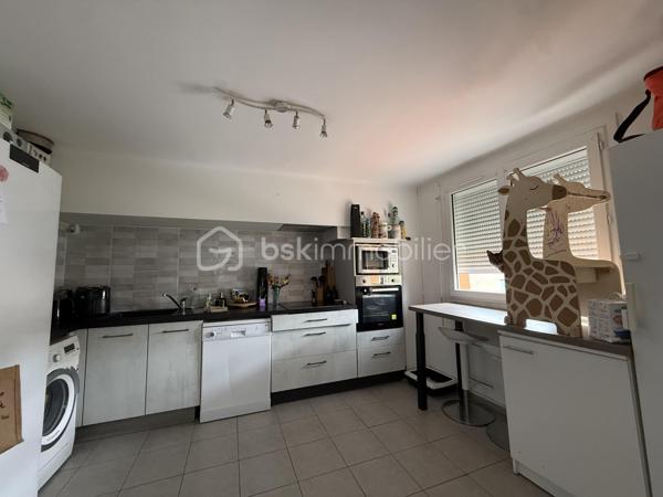 Anna MORRA vous propose en Exclusivité, à Labastide-Beauvoir,  cet ensemble immobilier composé de deux appartements T3 actuellement loués, idéal pour un investissement locatif offrant une rentabilité immédiate.

L'ensemble développe environ 135 m² habitables répartis comme suit :

• Un appartement T3 de 65 m² en rez-de-chaussée
• Un appartement T3 de 70 m² à l'étage

Chaque logement se compose d'une entrée, d'une cuisine indépendante, d'une pièce de vie lumineuse équipée d'une climatisation réversible, de deux chambres, d'une salle d'eau ainsi que d'un WC indépendant.

Les occupants profitent d'un jardin commun et d'un cabanon de rangement.

De nombreux travaux d'amélioration ont été réalisés ces dernières années :
. Isolation thermique par l'extérieur
. Isolation des combles
. Climatisation réversible
. Rénovation intérieure
. Compteurs d'eau et d'électricité individuels

DPE : C pour les deux logements

Les deux appartements sont actuellement loués :

• 670 € / mois
• 680 € / mois

Soit un revenu locatif annuel de 16 200 € hors charges.

Les points forts :

- Deux logements déjà loués
-  Revenus locatifs immédiats
- Aucune copropriété
- Aucune charge de copropriété
- Compteurs individuels
- DPE C
- Travaux énergétiques réalisés
- Secteur recherché du Lauragais, à proximité de Toulouse

Un bien idéal pour les investisseurs souhaitant acquérir un patrimoine immobilier sécurisé avec des revenus locatifs en place dès l'acquisition.

📞 Pour tout renseignement complémentaire ou organiser une visite, contactez moi au 06 11 32 63 44