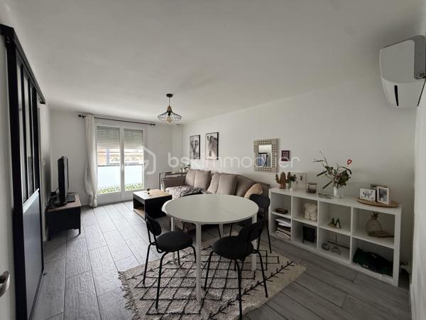 Anna MORRA vous propose en Exclusivité, à Labastide-Beauvoir,  cet ensemble immobilier composé de deux appartements T3 actuellement loués, idéal pour un investissement locatif offrant une rentabilité immédiate.

L'ensemble développe environ 135 m² habitables répartis comme suit :

• Un appartement T3 de 65 m² en rez-de-chaussée
• Un appartement T3 de 70 m² à l'étage

Chaque logement se compose d'une entrée, d'une cuisine indépendante, d'une pièce de vie lumineuse équipée d'une climatisation réversible, de deux chambres, d'une salle d'eau ainsi que d'un WC indépendant.

Les occupants profitent d'un jardin commun et d'un cabanon de rangement.

De nombreux travaux d'amélioration ont été réalisés ces dernières années :
. Isolation thermique par l'extérieur
. Isolation des combles
. Climatisation réversible
. Rénovation intérieure
. Compteurs d'eau et d'électricité individuels

DPE : C pour les deux logements

Les deux appartements sont actuellement loués :

• 670 € / mois
• 680 € / mois

Soit un revenu locatif annuel de 16 200 € hors charges.

Les points forts :

- Deux logements déjà loués
-  Revenus locatifs immédiats
- Aucune copropriété
- Aucune charge de copropriété
- Compteurs individuels
- DPE C
- Travaux énergétiques réalisés
- Secteur recherché du Lauragais, à proximité de Toulouse

Un bien idéal pour les investisseurs souhaitant acquérir un patrimoine immobilier sécurisé avec des revenus locatifs en place dès l'acquisition.

📞 Pour tout renseignement complémentaire ou organiser une visite, contactez moi au 06 11 32 63 44