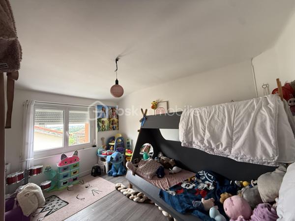 Anna MORRA vous propose en Exclusivité, à Labastide-Beauvoir,  cet ensemble immobilier composé de deux appartements T3 actuellement loués, idéal pour un investissement locatif offrant une rentabilité immédiate.

L'ensemble développe environ 135 m² habitables répartis comme suit :

• Un appartement T3 de 65 m² en rez-de-chaussée
• Un appartement T3 de 70 m² à l'étage

Chaque logement se compose d'une entrée, d'une cuisine indépendante, d'une pièce de vie lumineuse équipée d'une climatisation réversible, de deux chambres, d'une salle d'eau ainsi que d'un WC indépendant.

Les occupants profitent d'un jardin commun et d'un cabanon de rangement.

De nombreux travaux d'amélioration ont été réalisés ces dernières années :
. Isolation thermique par l'extérieur
. Isolation des combles
. Climatisation réversible
. Rénovation intérieure
. Compteurs d'eau et d'électricité individuels

DPE : C pour les deux logements

Les deux appartements sont actuellement loués :

• 670 € / mois
• 680 € / mois

Soit un revenu locatif annuel de 16 200 € hors charges.

Les points forts :

- Deux logements déjà loués
-  Revenus locatifs immédiats
- Aucune copropriété
- Aucune charge de copropriété
- Compteurs individuels
- DPE C
- Travaux énergétiques réalisés
- Secteur recherché du Lauragais, à proximité de Toulouse

Un bien idéal pour les investisseurs souhaitant acquérir un patrimoine immobilier sécurisé avec des revenus locatifs en place dès l'acquisition.

📞 Pour tout renseignement complémentaire ou organiser une visite, contactez moi au 06 11 32 63 44