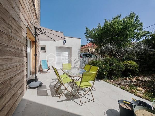 Dans un environnement paisible et à l’abri des regards, découvrez cette superbe maison d’architecte de 126 m² à l’élégante ossature bois, lovée sur une parcelle de terrain végétalisé, véritable écrin de verdure.
Dès l’entrée, une très belle pièce de vie lumineuse vous accueille, idéale pour des moments de convivialité.
Le rez-de-chaussée propose une chambre indépendante de 30 m² avec salle de bain, parfaite pour recevoir ou créer un espace autonome. Elle s’ouvre sur une cuisine d’été, prolongée naturellement par le jardin paysagé.

À l’étage, deux chambres supplémentaires avec salle de bain, ainsi qu’un espace ouvert (mezzanine) pouvant faire office de bureau ou d’espace détente, complètent l’ensemble.

Côté prestations :

Poêle à granulés (programmable).
DPE : B (excellent confort énergétique)
Garage + place de stationnement.
Terrain végétalisé et paysagé, sans vis-à-vis.
Environnement à 5 minutes à pied de divers commerces, services, administrations ainsi que coté nature chemins de la campagne. 

Une maison au caractère singulier, où l’architecture se fond dans la nature…
Un lieu de vie apaisant, comme suspendu entre bois et verdure.