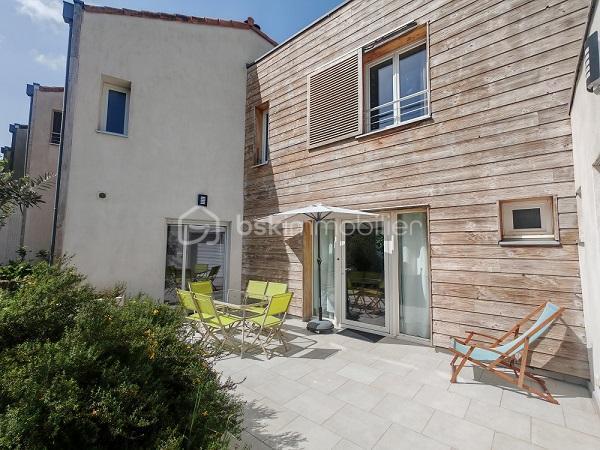 Dans un environnement paisible et à l’abri des regards, découvrez cette superbe maison d’architecte de 126 m² à l’élégante ossature bois, lovée sur une parcelle de terrain végétalisé, véritable écrin de verdure.
Dès l’entrée, une très belle pièce de vie lumineuse vous accueille, idéale pour des moments de convivialité.
Le rez-de-chaussée propose une chambre indépendante de 30 m² avec salle de bain, parfaite pour recevoir ou créer un espace autonome. Elle s’ouvre sur une cuisine d’été, prolongée naturellement par le jardin paysagé.

À l’étage, deux chambres supplémentaires avec salle de bain, ainsi qu’un espace ouvert (mezzanine) pouvant faire office de bureau ou d’espace détente, complètent l’ensemble.

Côté prestations :

Poêle à granulés (programmable).
DPE : B (excellent confort énergétique)
Garage + place de stationnement.
Terrain végétalisé et paysagé, sans vis-à-vis.
Environnement à 5 minutes à pied de divers commerces, services, administrations ainsi que coté nature chemins de la campagne. 

Une maison au caractère singulier, où l’architecture se fond dans la nature…
Un lieu de vie apaisant, comme suspendu entre bois et verdure.