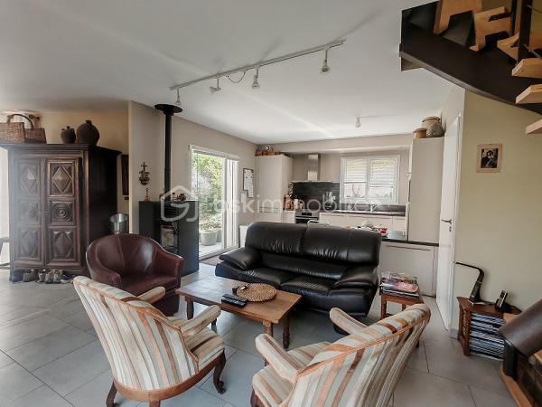 Dans un environnement paisible et à l’abri des regards, découvrez cette superbe maison d’architecte de 126 m² à l’élégante ossature bois, lovée sur une parcelle de terrain végétalisé, véritable écrin de verdure.
Dès l’entrée, une très belle pièce de vie lumineuse vous accueille, idéale pour des moments de convivialité.
Le rez-de-chaussée propose une chambre indépendante de 30 m² avec salle de bain, parfaite pour recevoir ou créer un espace autonome. Elle s’ouvre sur une cuisine d’été, prolongée naturellement par le jardin paysagé.

À l’étage, deux chambres supplémentaires avec salle de bain, ainsi qu’un espace ouvert (mezzanine) pouvant faire office de bureau ou d’espace détente, complètent l’ensemble.

Côté prestations :

Poêle à granulés (programmable).
DPE : B (excellent confort énergétique)
Garage + place de stationnement.
Terrain végétalisé et paysagé, sans vis-à-vis.
Environnement à 5 minutes à pied de divers commerces, services, administrations ainsi que coté nature chemins de la campagne. 

Une maison au caractère singulier, où l’architecture se fond dans la nature…
Un lieu de vie apaisant, comme suspendu entre bois et verdure.