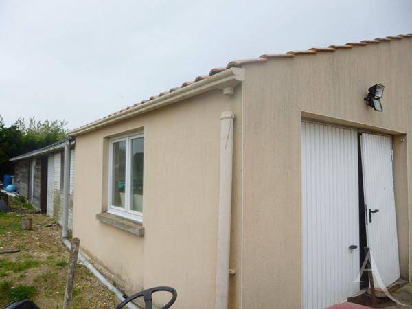 Maison Chaumes En Retz 7 pièce(s) deux garages et dépendances