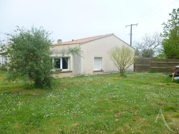 Maison Chaumes En Retz 7 pièce(s) deux garages et dépendances