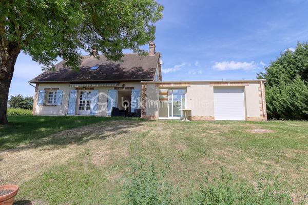 Situé dans un secteur recherché à seulement 10 minutes au nord de Beauvais, découvrez ce pavillon traditionnel de 1985 offrant 125 m² habitables (150 m² en surface utile) et une parfaite vie de plain-pied. 

Le rez-de-chaussée propose Une vaste entrée, une salle/séjour lumineuse, une cuisine aménagée et équipée, ainsi qu'une chambre et une salle de bain. 

À l'étage, le palier dessert 4 chambres confortables et une salle d'eau. 

Le sous-sol total offre un grand espace de stockage et de stationnement.
 
À l'extérieur, vous profiterez d'un terrain clos et parfaitement entretenu, de deux chalets de jardin + barbecue et d'une magnifique piscine couverte, chauffée (PAC) et communiquante avec la maison. 

Chauffage électrique, assainissement collectif. 

Une opportunité familiale TRES RARE sur le secteur !