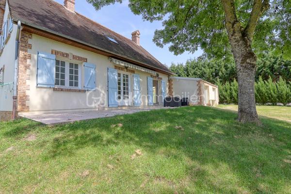 Situé dans un secteur recherché à seulement 10 minutes au nord de Beauvais, découvrez ce pavillon traditionnel de 1985 offrant 125 m² habitables (150 m² en surface utile) et une parfaite vie de plain-pied. 

Le rez-de-chaussée propose Une vaste entrée, une salle/séjour lumineuse, une cuisine aménagée et équipée, ainsi qu'une chambre et une salle de bain. 

À l'étage, le palier dessert 4 chambres confortables et une salle d'eau. 

Le sous-sol total offre un grand espace de stockage et de stationnement.
 
À l'extérieur, vous profiterez d'un terrain clos et parfaitement entretenu, de deux chalets de jardin + barbecue et d'une magnifique piscine couverte, chauffée (PAC) et communiquante avec la maison. 

Chauffage électrique, assainissement collectif. 

Une opportunité familiale TRES RARE sur le secteur !