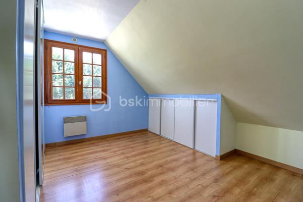 Situé dans un secteur recherché à seulement 10 minutes au nord de Beauvais, découvrez ce pavillon traditionnel de 1985 offrant 125 m² habitables (150 m² en surface utile) et une parfaite vie de plain-pied. 

Le rez-de-chaussée propose Une vaste entrée, une salle/séjour lumineuse, une cuisine aménagée et équipée, ainsi qu'une chambre et une salle de bain. 

À l'étage, le palier dessert 4 chambres confortables et une salle d'eau. 

Le sous-sol total offre un grand espace de stockage et de stationnement.
 
À l'extérieur, vous profiterez d'un terrain clos et parfaitement entretenu, de deux chalets de jardin + barbecue et d'une magnifique piscine couverte, chauffée (PAC) et communiquante avec la maison. 

Chauffage électrique, assainissement collectif. 

Une opportunité familiale TRES RARE sur le secteur !