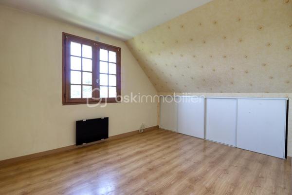 Situé dans un secteur recherché à seulement 10 minutes au nord de Beauvais, découvrez ce pavillon traditionnel de 1985 offrant 125 m² habitables (150 m² en surface utile) et une parfaite vie de plain-pied. 

Le rez-de-chaussée propose Une vaste entrée, une salle/séjour lumineuse, une cuisine aménagée et équipée, ainsi qu'une chambre et une salle de bain. 

À l'étage, le palier dessert 4 chambres confortables et une salle d'eau. 

Le sous-sol total offre un grand espace de stockage et de stationnement.
 
À l'extérieur, vous profiterez d'un terrain clos et parfaitement entretenu, de deux chalets de jardin + barbecue et d'une magnifique piscine couverte, chauffée (PAC) et communiquante avec la maison. 

Chauffage électrique, assainissement collectif. 

Une opportunité familiale TRES RARE sur le secteur !