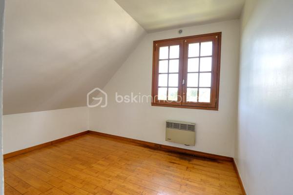 Situé dans un secteur recherché à seulement 10 minutes au nord de Beauvais, découvrez ce pavillon traditionnel de 1985 offrant 125 m² habitables (150 m² en surface utile) et une parfaite vie de plain-pied. 

Le rez-de-chaussée propose Une vaste entrée, une salle/séjour lumineuse, une cuisine aménagée et équipée, ainsi qu'une chambre et une salle de bain. 

À l'étage, le palier dessert 4 chambres confortables et une salle d'eau. 

Le sous-sol total offre un grand espace de stockage et de stationnement.
 
À l'extérieur, vous profiterez d'un terrain clos et parfaitement entretenu, de deux chalets de jardin + barbecue et d'une magnifique piscine couverte, chauffée (PAC) et communiquante avec la maison. 

Chauffage électrique, assainissement collectif. 

Une opportunité familiale TRES RARE sur le secteur !