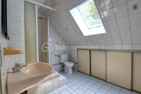 Situé dans un secteur recherché à seulement 10 minutes au nord de Beauvais, découvrez ce pavillon traditionnel de 1985 offrant 125 m² habitables (150 m² en surface utile) et une parfaite vie de plain-pied. 

Le rez-de-chaussée propose Une vaste entrée, une salle/séjour lumineuse, une cuisine aménagée et équipée, ainsi qu'une chambre et une salle de bain. 

À l'étage, le palier dessert 4 chambres confortables et une salle d'eau. 

Le sous-sol total offre un grand espace de stockage et de stationnement.
 
À l'extérieur, vous profiterez d'un terrain clos et parfaitement entretenu, de deux chalets de jardin + barbecue et d'une magnifique piscine couverte, chauffée (PAC) et communiquante avec la maison. 

Chauffage électrique, assainissement collectif. 

Une opportunité familiale TRES RARE sur le secteur !