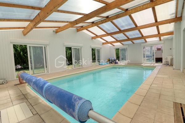 Situé dans un secteur recherché à seulement 10 minutes au nord de Beauvais, découvrez ce pavillon traditionnel de 1985 offrant 125 m² habitables (150 m² en surface utile) et une parfaite vie de plain-pied. 

Le rez-de-chaussée propose Une vaste entrée, une salle/séjour lumineuse, une cuisine aménagée et équipée, ainsi qu'une chambre et une salle de bain. 

À l'étage, le palier dessert 4 chambres confortables et une salle d'eau. 

Le sous-sol total offre un grand espace de stockage et de stationnement.
 
À l'extérieur, vous profiterez d'un terrain clos et parfaitement entretenu, de deux chalets de jardin + barbecue et d'une magnifique piscine couverte, chauffée (PAC) et communiquante avec la maison. 

Chauffage électrique, assainissement collectif. 

Une opportunité familiale TRES RARE sur le secteur !