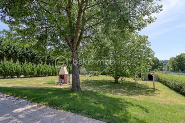 Situé dans un secteur recherché à seulement 10 minutes au nord de Beauvais, découvrez ce pavillon traditionnel de 1985 offrant 125 m² habitables (150 m² en surface utile) et une parfaite vie de plain-pied. 

Le rez-de-chaussée propose Une vaste entrée, une salle/séjour lumineuse, une cuisine aménagée et équipée, ainsi qu'une chambre et une salle de bain. 

À l'étage, le palier dessert 4 chambres confortables et une salle d'eau. 

Le sous-sol total offre un grand espace de stockage et de stationnement.
 
À l'extérieur, vous profiterez d'un terrain clos et parfaitement entretenu, de deux chalets de jardin + barbecue et d'une magnifique piscine couverte, chauffée (PAC) et communiquante avec la maison. 

Chauffage électrique, assainissement collectif. 

Une opportunité familiale TRES RARE sur le secteur !