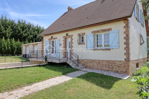 Situé dans un secteur recherché à seulement 10 minutes au nord de Beauvais, découvrez ce pavillon traditionnel de 1985 offrant 125 m² habitables (150 m² en surface utile) et une parfaite vie de plain-pied. 

Le rez-de-chaussée propose Une vaste entrée, une salle/séjour lumineuse, une cuisine aménagée et équipée, ainsi qu'une chambre et une salle de bain. 

À l'étage, le palier dessert 4 chambres confortables et une salle d'eau. 

Le sous-sol total offre un grand espace de stockage et de stationnement.
 
À l'extérieur, vous profiterez d'un terrain clos et parfaitement entretenu, de deux chalets de jardin + barbecue et d'une magnifique piscine couverte, chauffée (PAC) et communiquante avec la maison. 

Chauffage électrique, assainissement collectif. 

Une opportunité familiale TRES RARE sur le secteur !
