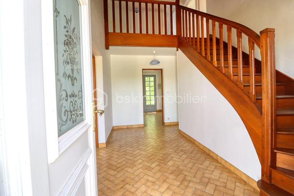 Situé dans un secteur recherché à seulement 10 minutes au nord de Beauvais, découvrez ce pavillon traditionnel de 1985 offrant 125 m² habitables (150 m² en surface utile) et une parfaite vie de plain-pied. 

Le rez-de-chaussée propose Une vaste entrée, une salle/séjour lumineuse, une cuisine aménagée et équipée, ainsi qu'une chambre et une salle de bain. 

À l'étage, le palier dessert 4 chambres confortables et une salle d'eau. 

Le sous-sol total offre un grand espace de stockage et de stationnement.
 
À l'extérieur, vous profiterez d'un terrain clos et parfaitement entretenu, de deux chalets de jardin + barbecue et d'une magnifique piscine couverte, chauffée (PAC) et communiquante avec la maison. 

Chauffage électrique, assainissement collectif. 

Une opportunité familiale TRES RARE sur le secteur !