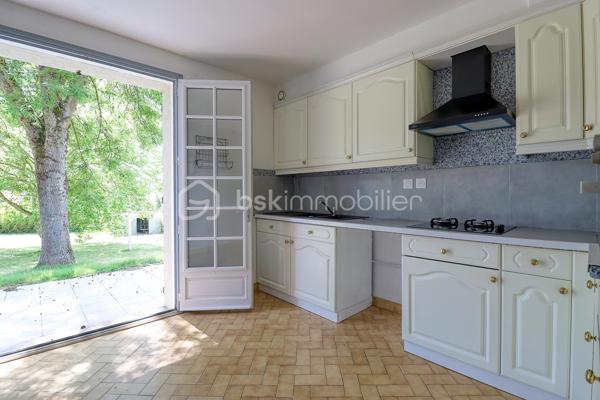 Situé dans un secteur recherché à seulement 10 minutes au nord de Beauvais, découvrez ce pavillon traditionnel de 1985 offrant 125 m² habitables (150 m² en surface utile) et une parfaite vie de plain-pied. 

Le rez-de-chaussée propose Une vaste entrée, une salle/séjour lumineuse, une cuisine aménagée et équipée, ainsi qu'une chambre et une salle de bain. 

À l'étage, le palier dessert 4 chambres confortables et une salle d'eau. 

Le sous-sol total offre un grand espace de stockage et de stationnement.
 
À l'extérieur, vous profiterez d'un terrain clos et parfaitement entretenu, de deux chalets de jardin + barbecue et d'une magnifique piscine couverte, chauffée (PAC) et communiquante avec la maison. 

Chauffage électrique, assainissement collectif. 

Une opportunité familiale TRES RARE sur le secteur !
