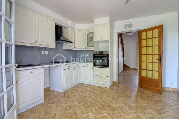 Situé dans un secteur recherché à seulement 10 minutes au nord de Beauvais, découvrez ce pavillon traditionnel de 1985 offrant 125 m² habitables (150 m² en surface utile) et une parfaite vie de plain-pied. 

Le rez-de-chaussée propose Une vaste entrée, une salle/séjour lumineuse, une cuisine aménagée et équipée, ainsi qu'une chambre et une salle de bain. 

À l'étage, le palier dessert 4 chambres confortables et une salle d'eau. 

Le sous-sol total offre un grand espace de stockage et de stationnement.
 
À l'extérieur, vous profiterez d'un terrain clos et parfaitement entretenu, de deux chalets de jardin + barbecue et d'une magnifique piscine couverte, chauffée (PAC) et communiquante avec la maison. 

Chauffage électrique, assainissement collectif. 

Une opportunité familiale TRES RARE sur le secteur !