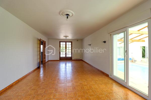 Situé dans un secteur recherché à seulement 10 minutes au nord de Beauvais, découvrez ce pavillon traditionnel de 1985 offrant 125 m² habitables (150 m² en surface utile) et une parfaite vie de plain-pied. 

Le rez-de-chaussée propose Une vaste entrée, une salle/séjour lumineuse, une cuisine aménagée et équipée, ainsi qu'une chambre et une salle de bain. 

À l'étage, le palier dessert 4 chambres confortables et une salle d'eau. 

Le sous-sol total offre un grand espace de stockage et de stationnement.
 
À l'extérieur, vous profiterez d'un terrain clos et parfaitement entretenu, de deux chalets de jardin + barbecue et d'une magnifique piscine couverte, chauffée (PAC) et communiquante avec la maison. 

Chauffage électrique, assainissement collectif. 

Une opportunité familiale TRES RARE sur le secteur !