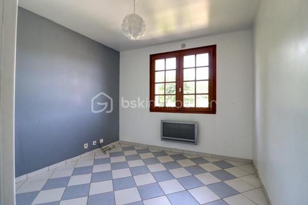 Situé dans un secteur recherché à seulement 10 minutes au nord de Beauvais, découvrez ce pavillon traditionnel de 1985 offrant 125 m² habitables (150 m² en surface utile) et une parfaite vie de plain-pied. 

Le rez-de-chaussée propose Une vaste entrée, une salle/séjour lumineuse, une cuisine aménagée et équipée, ainsi qu'une chambre et une salle de bain. 

À l'étage, le palier dessert 4 chambres confortables et une salle d'eau. 

Le sous-sol total offre un grand espace de stockage et de stationnement.
 
À l'extérieur, vous profiterez d'un terrain clos et parfaitement entretenu, de deux chalets de jardin + barbecue et d'une magnifique piscine couverte, chauffée (PAC) et communiquante avec la maison. 

Chauffage électrique, assainissement collectif. 

Une opportunité familiale TRES RARE sur le secteur !