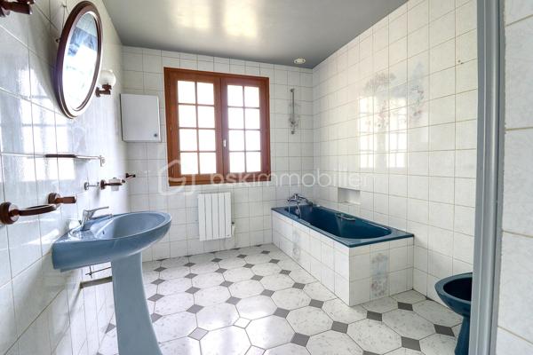 Situé dans un secteur recherché à seulement 10 minutes au nord de Beauvais, découvrez ce pavillon traditionnel de 1985 offrant 125 m² habitables (150 m² en surface utile) et une parfaite vie de plain-pied. 

Le rez-de-chaussée propose Une vaste entrée, une salle/séjour lumineuse, une cuisine aménagée et équipée, ainsi qu'une chambre et une salle de bain. 

À l'étage, le palier dessert 4 chambres confortables et une salle d'eau. 

Le sous-sol total offre un grand espace de stockage et de stationnement.
 
À l'extérieur, vous profiterez d'un terrain clos et parfaitement entretenu, de deux chalets de jardin + barbecue et d'une magnifique piscine couverte, chauffée (PAC) et communiquante avec la maison. 

Chauffage électrique, assainissement collectif. 

Une opportunité familiale TRES RARE sur le secteur !