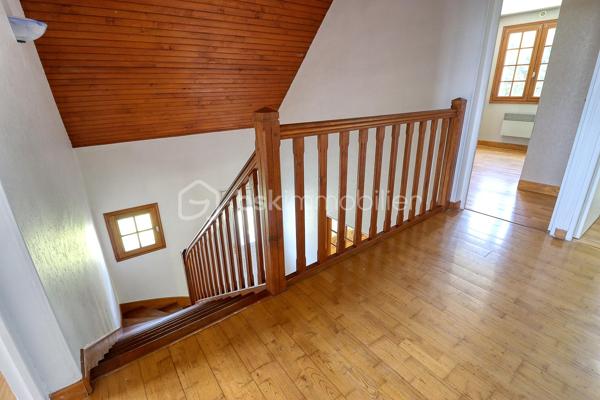 Situé dans un secteur recherché à seulement 10 minutes au nord de Beauvais, découvrez ce pavillon traditionnel de 1985 offrant 125 m² habitables (150 m² en surface utile) et une parfaite vie de plain-pied. 

Le rez-de-chaussée propose Une vaste entrée, une salle/séjour lumineuse, une cuisine aménagée et équipée, ainsi qu'une chambre et une salle de bain. 

À l'étage, le palier dessert 4 chambres confortables et une salle d'eau. 

Le sous-sol total offre un grand espace de stockage et de stationnement.
 
À l'extérieur, vous profiterez d'un terrain clos et parfaitement entretenu, de deux chalets de jardin + barbecue et d'une magnifique piscine couverte, chauffée (PAC) et communiquante avec la maison. 

Chauffage électrique, assainissement collectif. 

Une opportunité familiale TRES RARE sur le secteur !