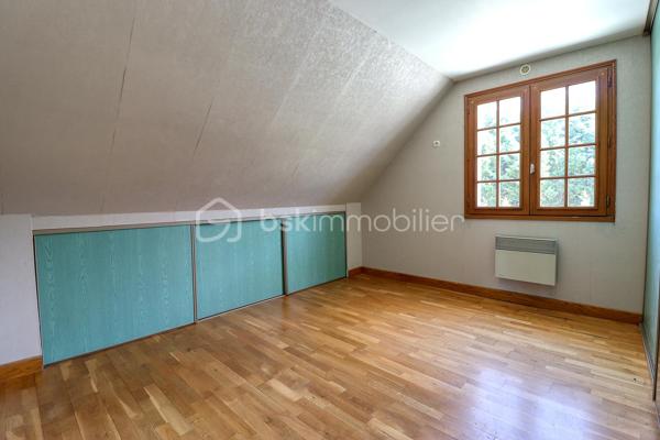 Situé dans un secteur recherché à seulement 10 minutes au nord de Beauvais, découvrez ce pavillon traditionnel de 1985 offrant 125 m² habitables (150 m² en surface utile) et une parfaite vie de plain-pied. 

Le rez-de-chaussée propose Une vaste entrée, une salle/séjour lumineuse, une cuisine aménagée et équipée, ainsi qu'une chambre et une salle de bain. 

À l'étage, le palier dessert 4 chambres confortables et une salle d'eau. 

Le sous-sol total offre un grand espace de stockage et de stationnement.
 
À l'extérieur, vous profiterez d'un terrain clos et parfaitement entretenu, de deux chalets de jardin + barbecue et d'une magnifique piscine couverte, chauffée (PAC) et communiquante avec la maison. 

Chauffage électrique, assainissement collectif. 

Une opportunité familiale TRES RARE sur le secteur !