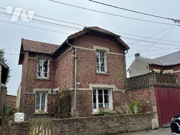 Maison d'habitation comprenant : salon, séjour, cuisine, 4 chambres, salle de bains, garage, jardin.