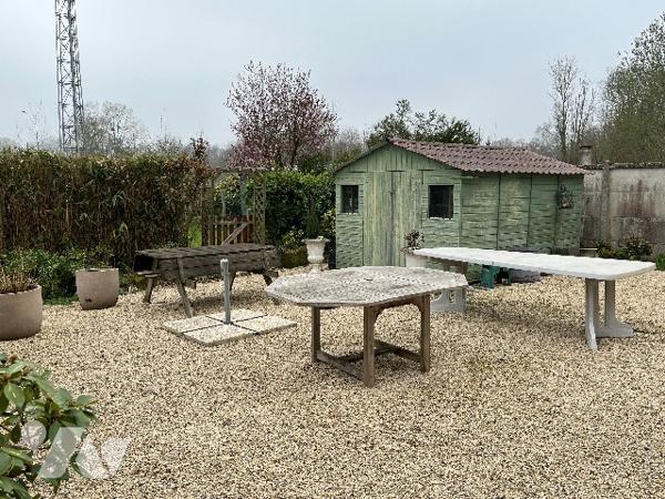 Maison d'habitation comprenant : salon, séjour, cuisine, 4 chambres, salle de bains, garage, jardin.