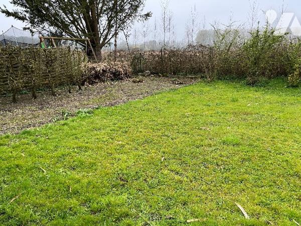 Maison d'habitation comprenant : salon, séjour, cuisine, 4 chambres, salle de bains, garage, jardin.