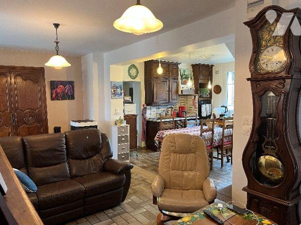 Maison d'habitation comprenant : salon, séjour, cuisine, 4 chambres, salle de bains, garage, jardin.