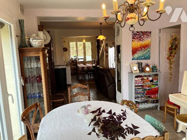 Maison d'habitation comprenant : salon, séjour, cuisine, 4 chambres, salle de bains, garage, jardin.