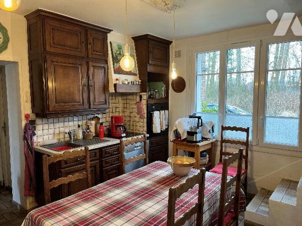 Maison d'habitation comprenant : salon, séjour, cuisine, 4 chambres, salle de bains, garage, jardin.