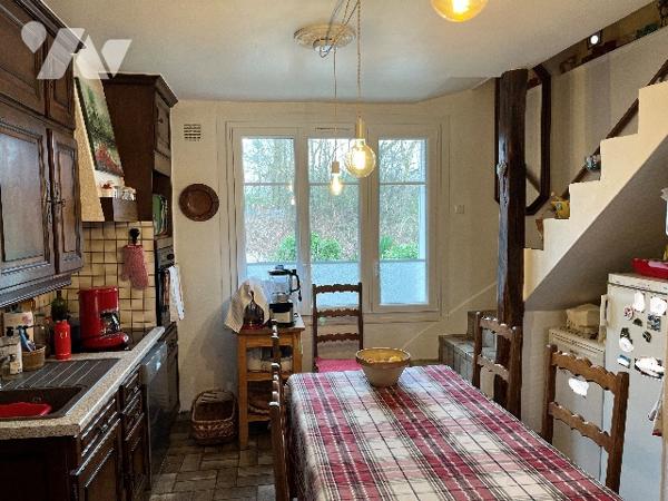 Maison d'habitation comprenant : salon, séjour, cuisine, 4 chambres, salle de bains, garage, jardin.