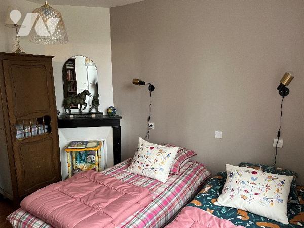 Maison d'habitation comprenant : salon, séjour, cuisine, 4 chambres, salle de bains, garage, jardin.