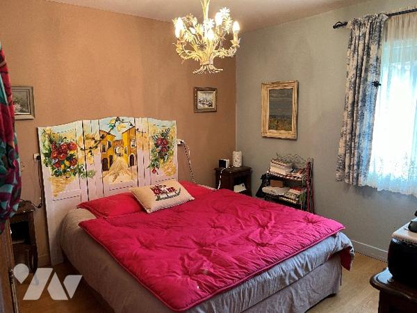 Maison d'habitation comprenant : salon, séjour, cuisine, 4 chambres, salle de bains, garage, jardin.