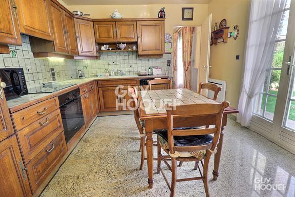 En vente une maison individuelle 6 pièces 127 m2, garage double, jardin arboré