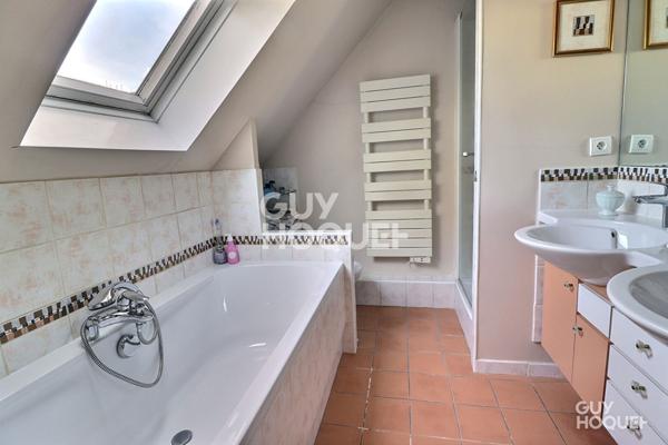 En vente une maison individuelle 6 pièces 127 m2, garage double, jardin arboré