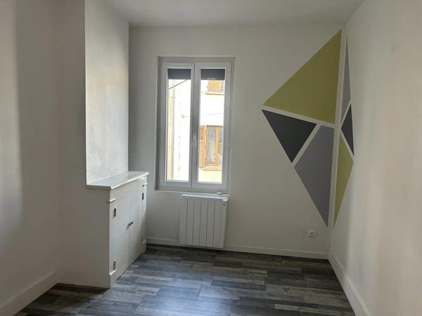 Location                                                      Maison de village
                        
                     4 pièces                      85 m2                     à Jumeaux