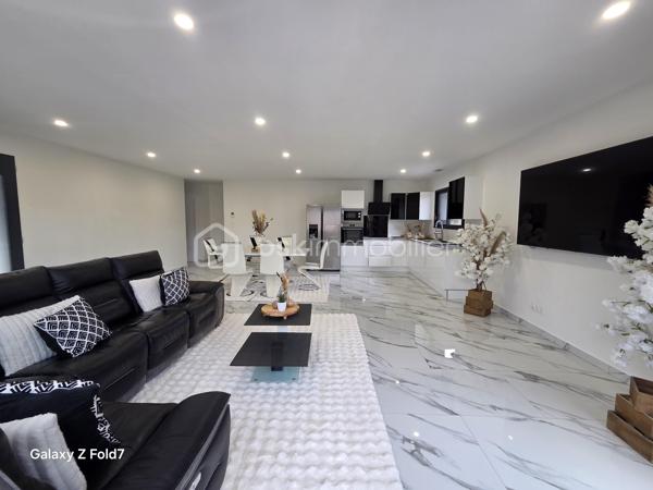 🏡 Charmante maison de plain-pied de 100 m² – À Pradines, proche des commodités !

Vous recherchez un cadre de vie agréable, fonctionnel et lumineux ? Cette jolie maison située sur la commune de Pradines, à proximité immédiate des commodités, saura vous séduire !

✨ Atouts principaux :

Grande pièce à vivre lumineuse donnant sur le jardin 🌞 Cuisine équipée moderne et pratique 3 chambres avec placards intégrés Salle de bain complète avec douche et baignoire Garage attenant Grand jardin , idéal pour profiter des beaux jours en toute tranquillité 🌿 

Un bien rare sur le secteur, parfait pour une famille ou pour ceux qui souhaitent profiter du confort du plain-pied.
N’hésitez pas à programmer une visite !