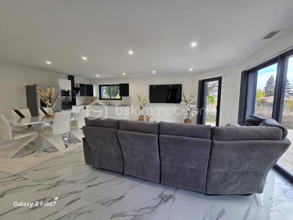 🏡 Charmante maison de plain-pied de 100 m² – À Pradines, proche des commodités !

Vous recherchez un cadre de vie agréable, fonctionnel et lumineux ? Cette jolie maison située sur la commune de Pradines, à proximité immédiate des commodités, saura vous séduire !

✨ Atouts principaux :

Grande pièce à vivre lumineuse donnant sur le jardin 🌞 Cuisine équipée moderne et pratique 3 chambres avec placards intégrés Salle de bain complète avec douche et baignoire Garage attenant Grand jardin , idéal pour profiter des beaux jours en toute tranquillité 🌿 

Un bien rare sur le secteur, parfait pour une famille ou pour ceux qui souhaitent profiter du confort du plain-pied.
N’hésitez pas à programmer une visite !