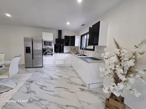 🏡 Charmante maison de plain-pied de 100 m² – À Pradines, proche des commodités !

Vous recherchez un cadre de vie agréable, fonctionnel et lumineux ? Cette jolie maison située sur la commune de Pradines, à proximité immédiate des commodités, saura vous séduire !

✨ Atouts principaux :

Grande pièce à vivre lumineuse donnant sur le jardin 🌞 Cuisine équipée moderne et pratique 3 chambres avec placards intégrés Salle de bain complète avec douche et baignoire Garage attenant Grand jardin , idéal pour profiter des beaux jours en toute tranquillité 🌿 

Un bien rare sur le secteur, parfait pour une famille ou pour ceux qui souhaitent profiter du confort du plain-pied.
N’hésitez pas à programmer une visite !
